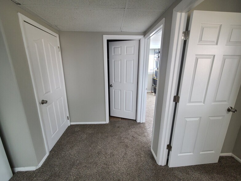 Building Photo - 940 W Red Oaks Dr