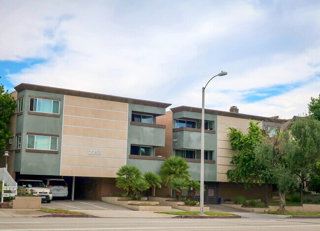 Building Photo - 2255 Montrose Ave