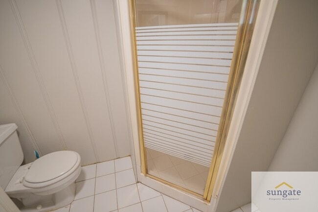 Building Photo - 3043 Pinewood Ave