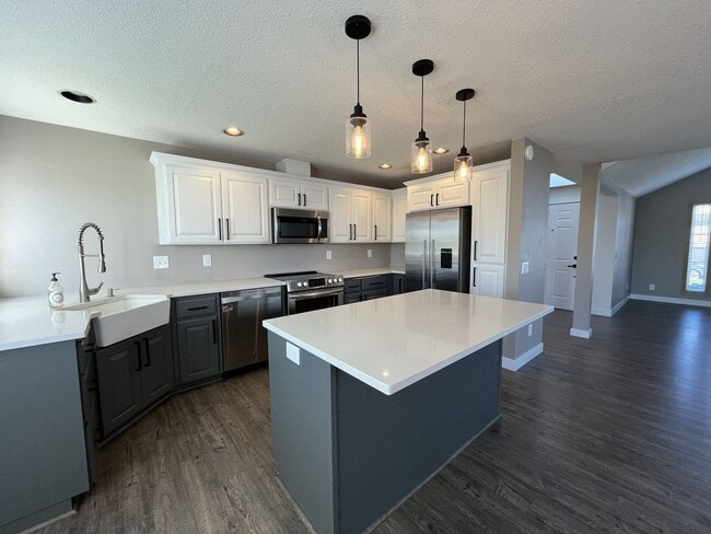 Building Photo - Beautiful Single-Level 3 Bedroom Home with Modern Kitchen and Open Floor Plan