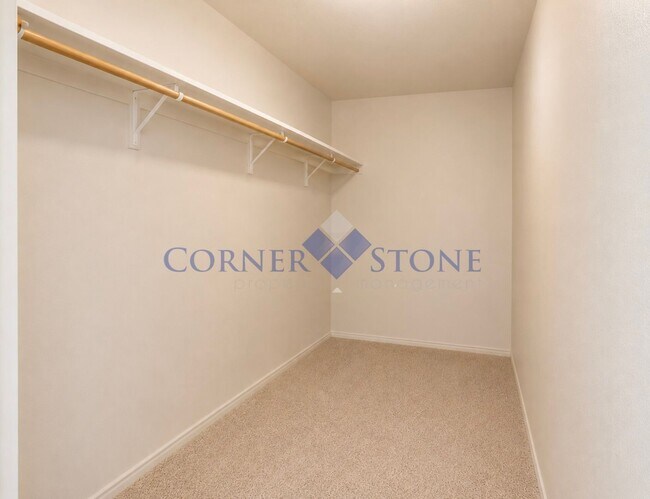 Building Photo - Large 4 Bedroom Home with Garden space, Basketball Court, Close to park!