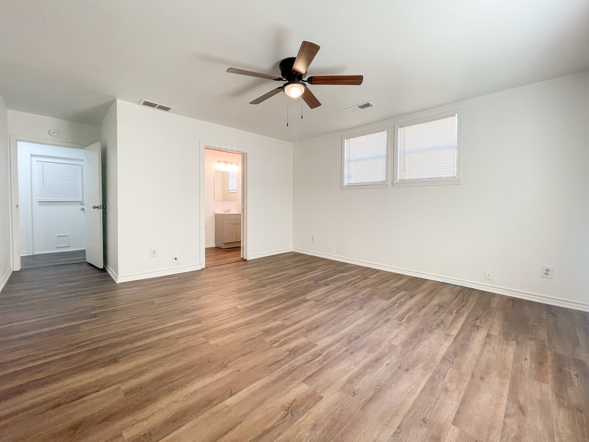 Building Photo - 3812 Pine Ave