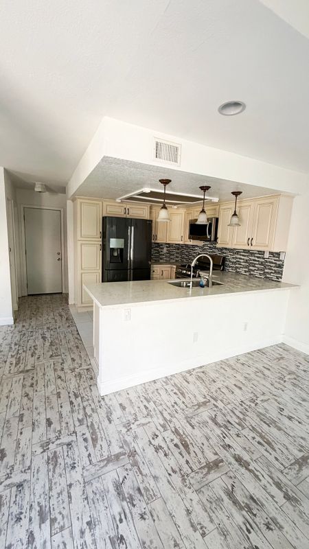 Building Photo - 8167 Vineyard Ave