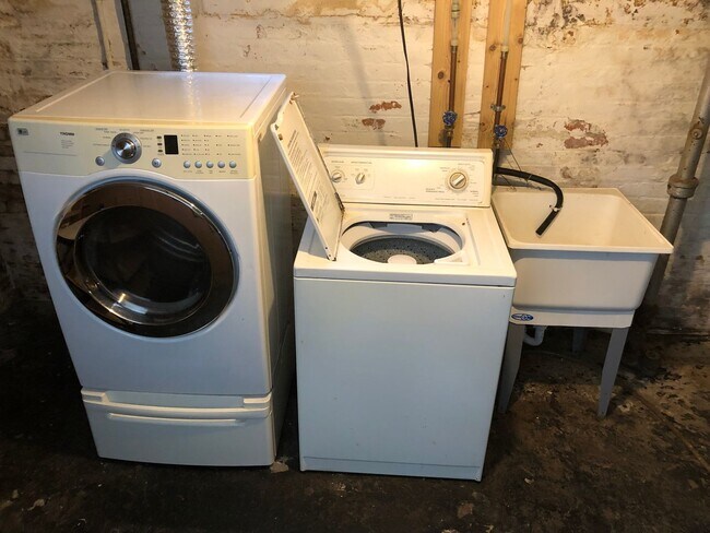 Building Photo - 2 bedroom single family home with one car ...