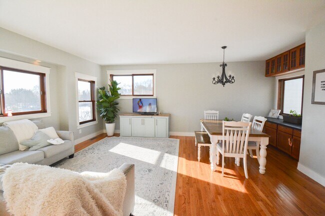 Building Photo - Updated Home with Pond Views in NW Rochester location!