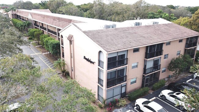 Building Photo - 2700 Coral Springs Dr