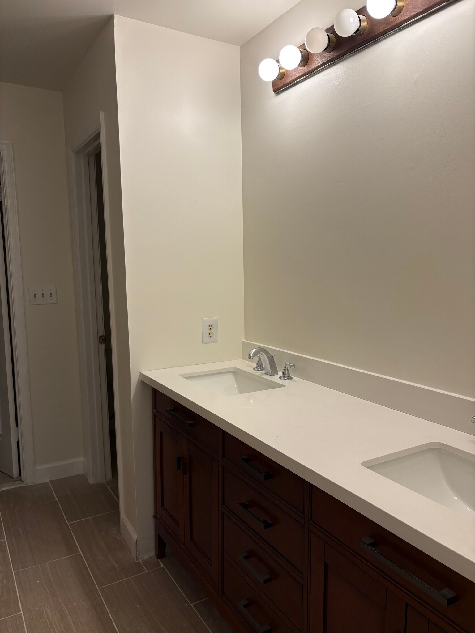 Building Photo - 14208 Greenview Dr