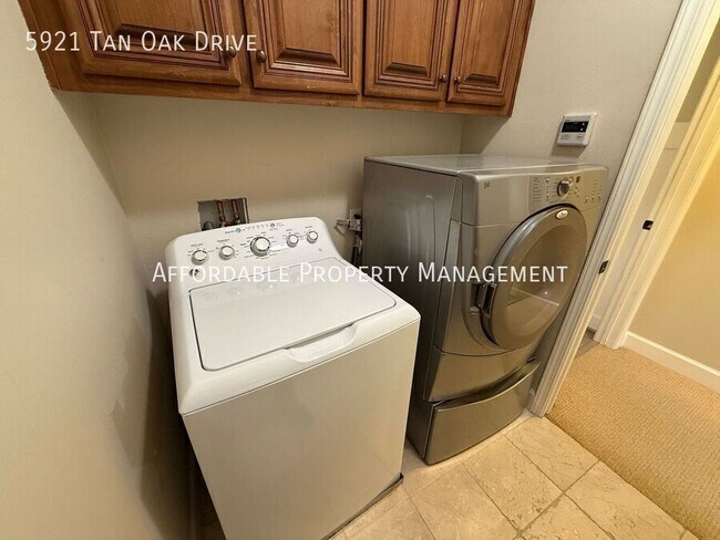 Building Photo - 5921 Tan Oak Dr