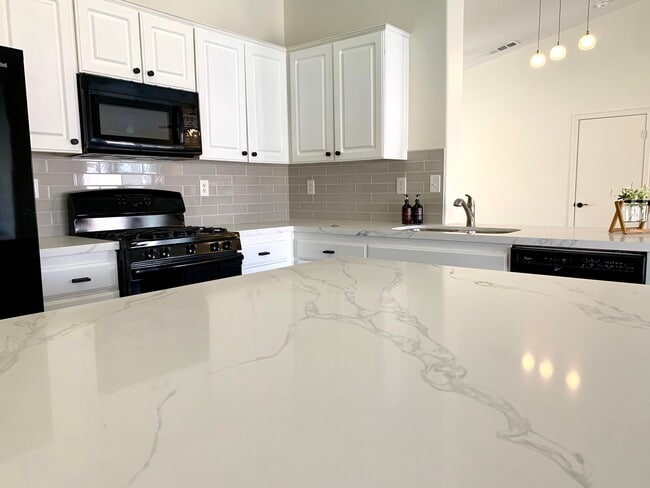 Building Photo - 78780 Birchcrest Cir