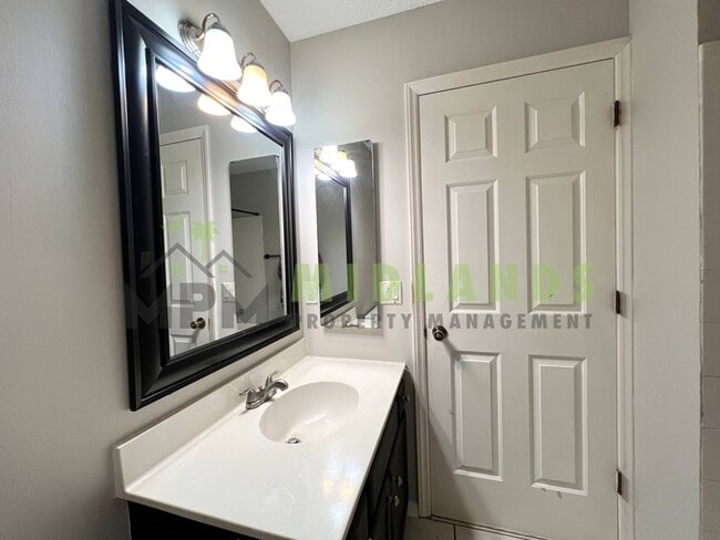 Building Photo - 844 Bentley Dr