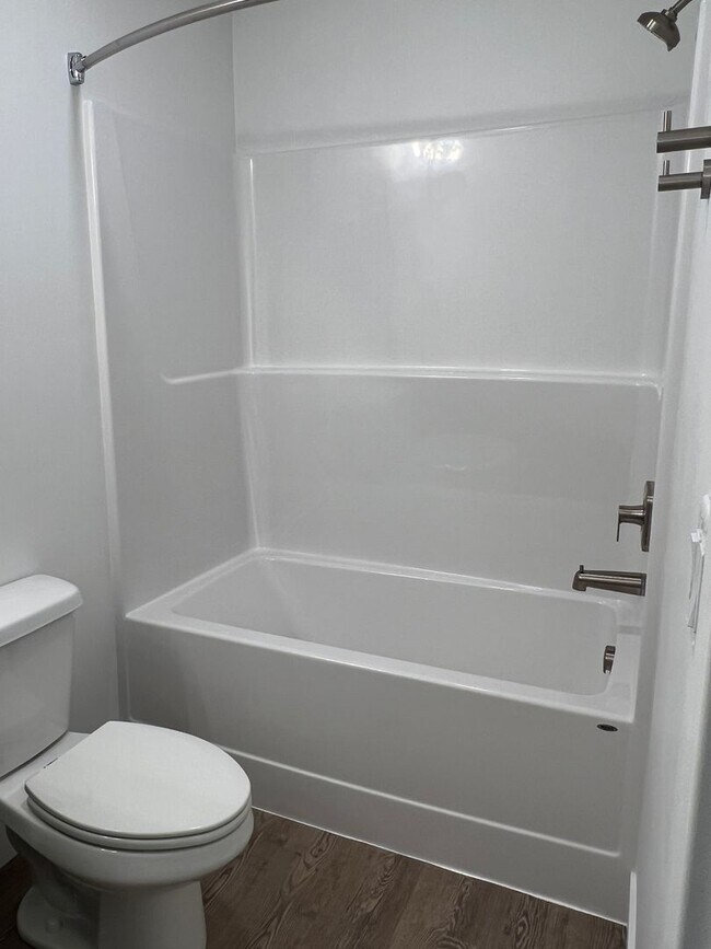 Building Photo - END UNIT - 3 BED 2.5 BATH LUXURY TOWNHOME ...