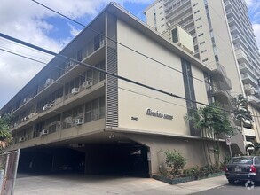 Building Photo - Renovated Studio 10 minutes from Waikiki B...