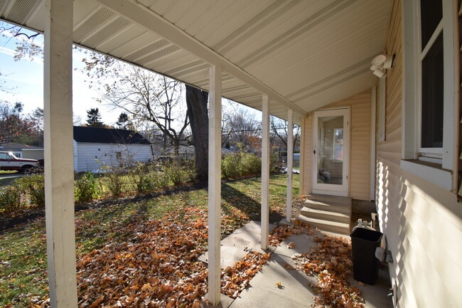 Building Photo - 477 W Spring St