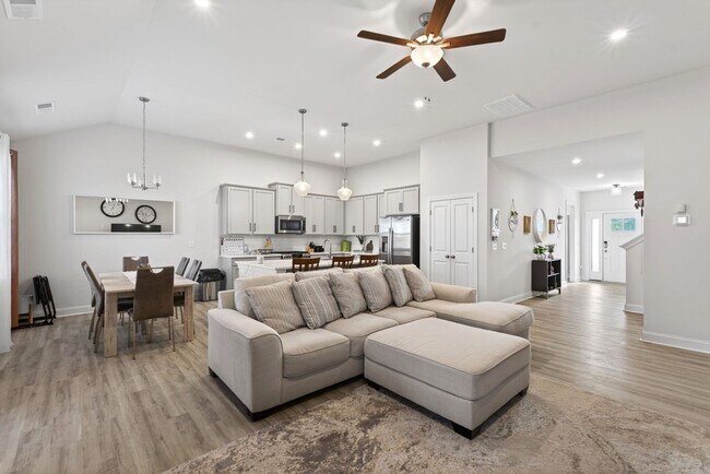 Building Photo - Like New 4BR Ranch with Modern Finishes & Prime Location in Elgin