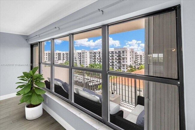 Building Photo - 3200 Port Royale Dr N