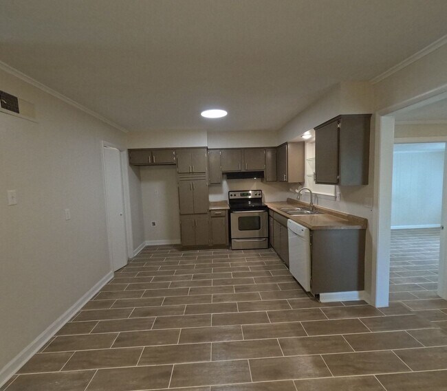 Building Photo - Spacious 5BR/2BA Rental with Bonus Living Space & Great Location