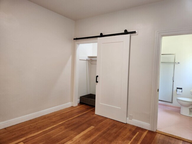 Building Photo - College Ave Apartment for Rent