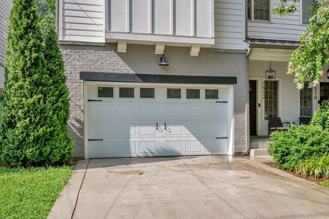 Building Photo - 3-bedroom, 2.5-bath rental home located in Nashville’s vibrant, 12 South!