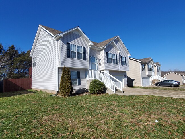 Building Photo - 5 Bedrooms 3 Bathroom Split Foyer