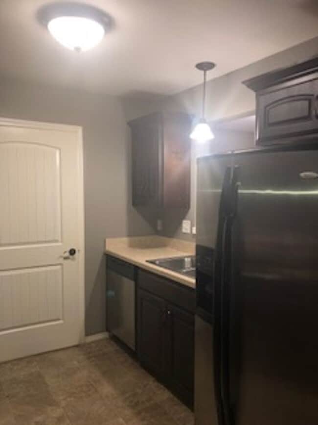 Building Photo - Very nice 2 bed 1 bath home, Dining room, Porch and Back Patio and Storage Bldg