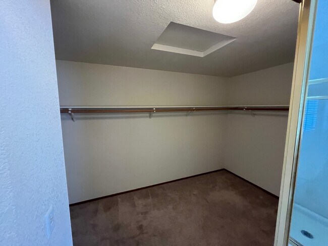 Building Photo - 9240 Foxwood Dr