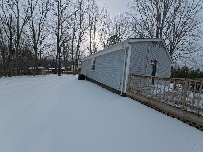 Building Photo - Adorable Home/Huge deck