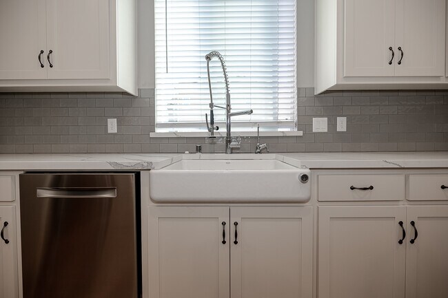 Building Photo - 196 E Main Ave