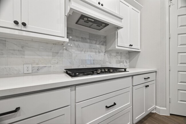 Building Photo - 302 Sky Top Dr