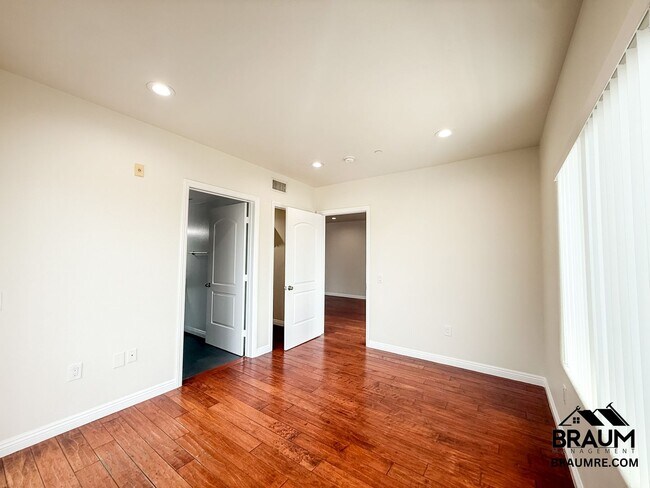 Building Photo - 332 S Virgil Ave