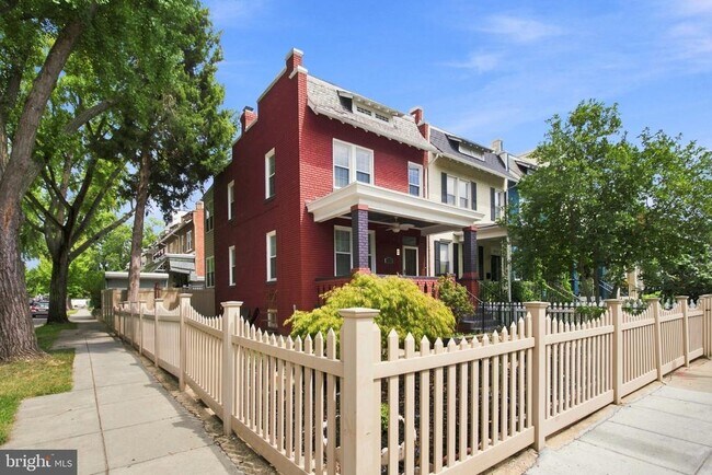 Building Photo - 1400 Morse St NE