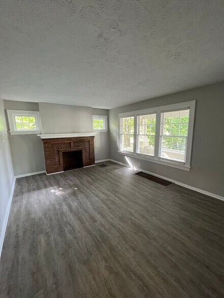 Building Photo - 11 E Kelso Rd
