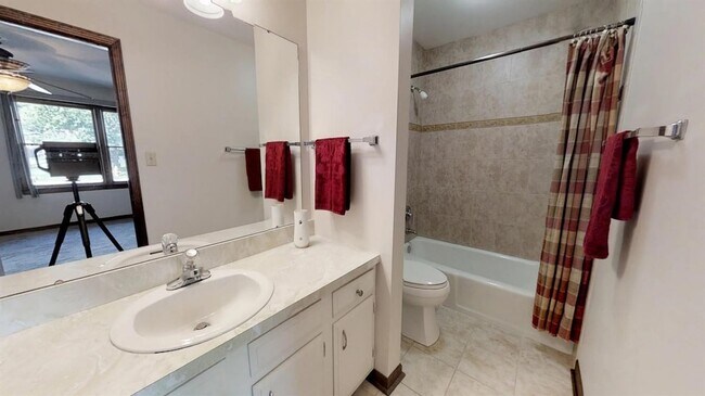 Building Photo - 933 High Meadow Dr