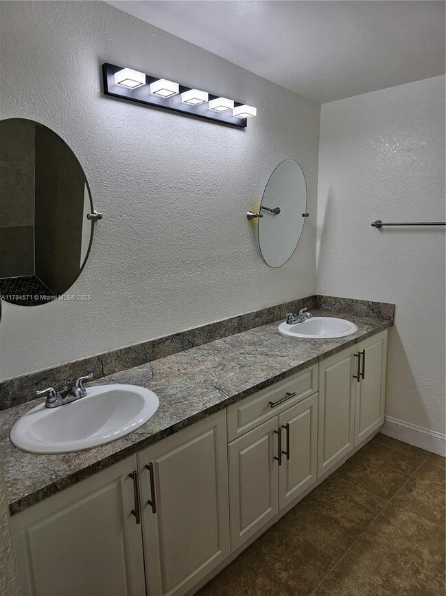 Building Photo - 2631 Gulfstream Dr