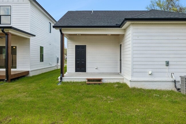 Building Photo - 106 N Moss Ave