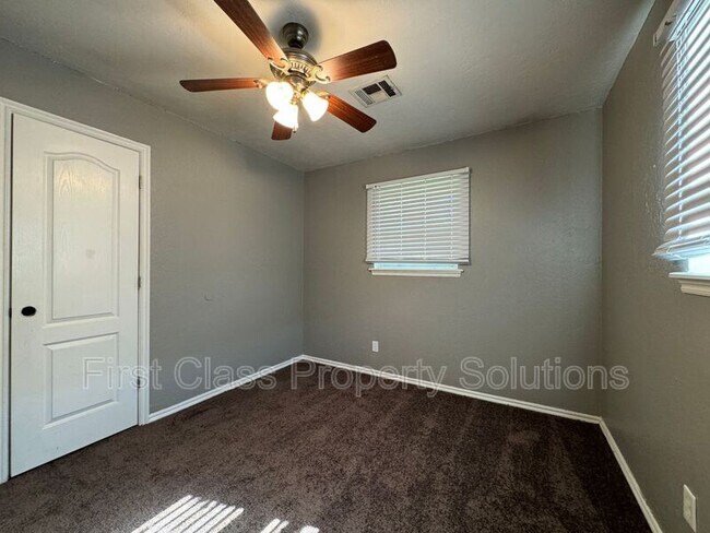 Building Photo - 704 N Gale Ave