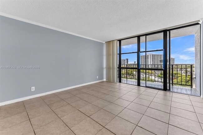 Building Photo - 800 Parkview Dr
