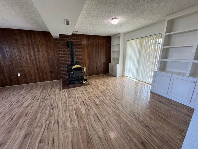 Building Photo - 4Bd/2.25Ba Kent House