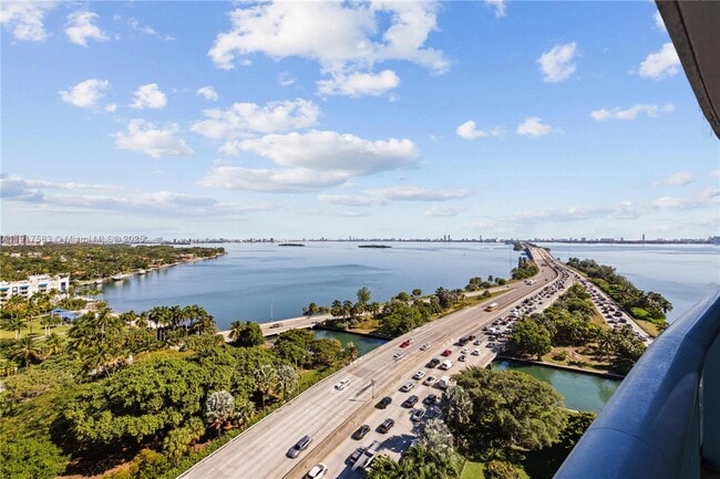 Building Photo - 601 NE 36th St