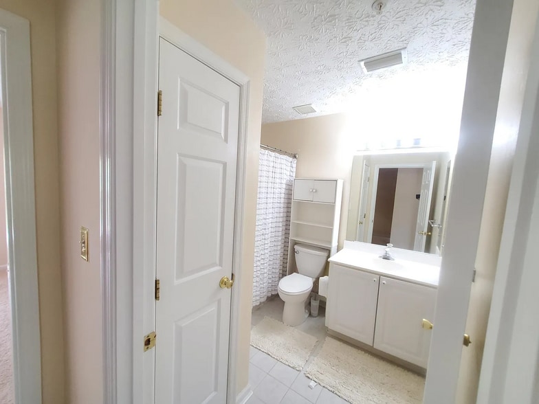 Building Photo - 121 Foxbay Ln