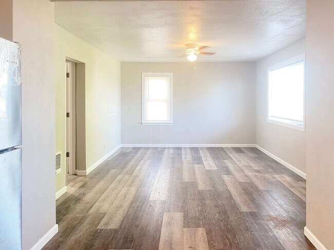 Building Photo - Remodeled 4-Plex Apartment - Attached Gara...