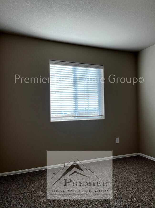 Building Photo - 7783 Sand Lake Heights