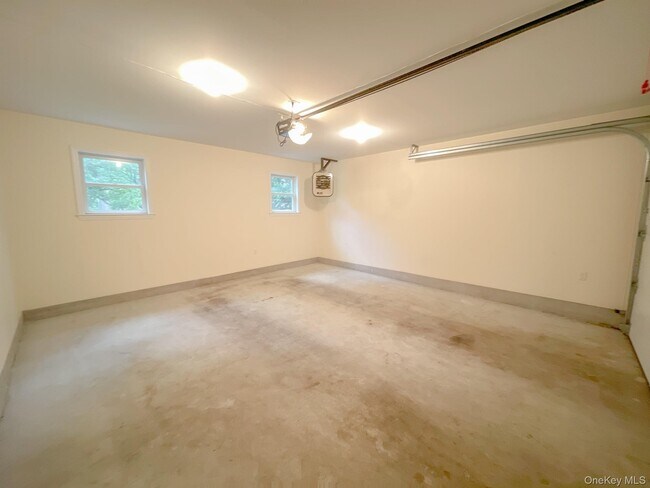 Building Photo - 10 Fairview Dr