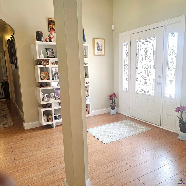Building Photo - 316 Montview Way
