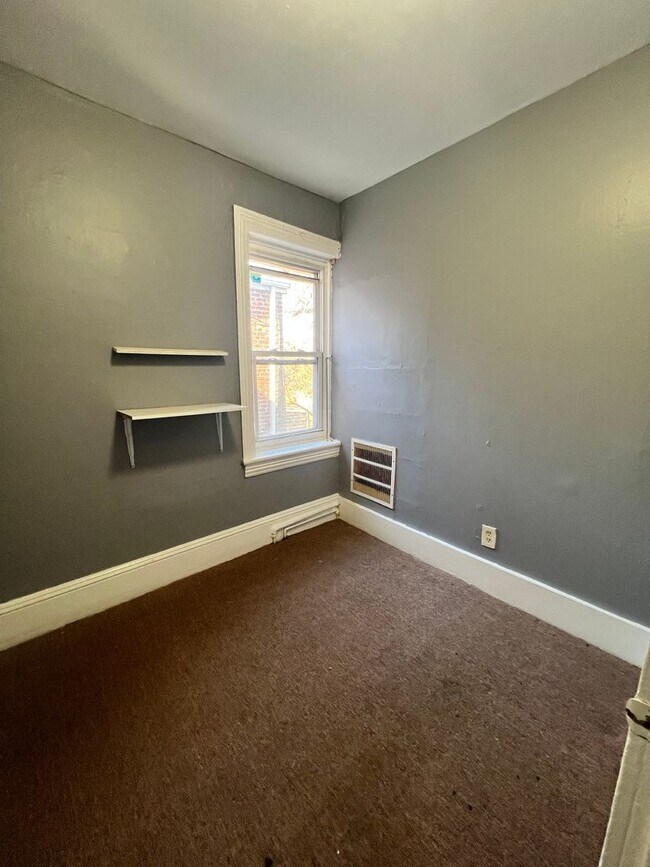 Building Photo - 3 Bedroom House plus finish Attic Train Station !