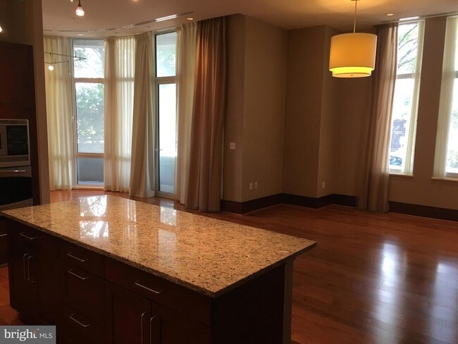 Building Photo - 8220 Crestwood Heights Dr