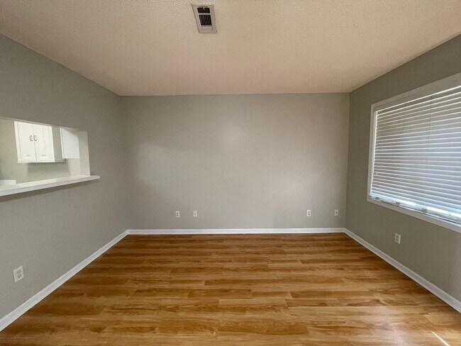 Building Photo - Foxhill Commons - 12 Month Minimal Lease! ...