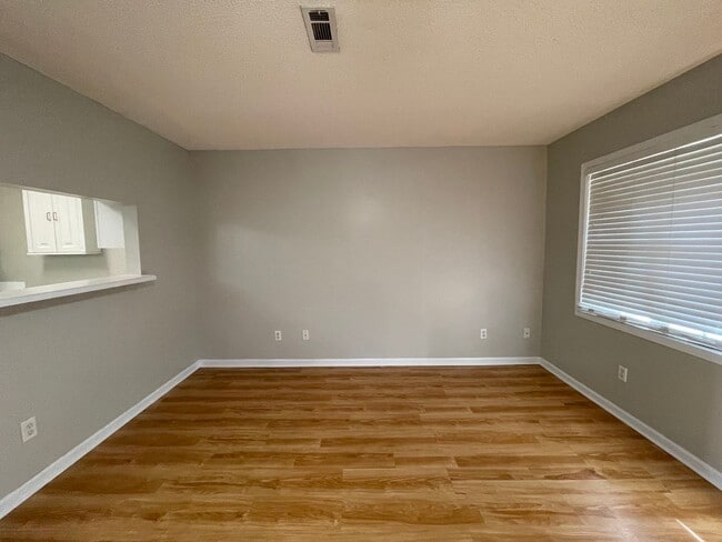 Building Photo - Foxhill Commons - 12 Month Minimal Lease!