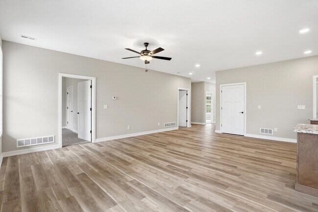 Building Photo - 1048 Stonehaven Dr