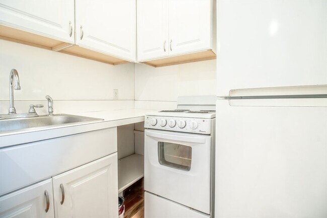 Building Photo - 36 Winchester St