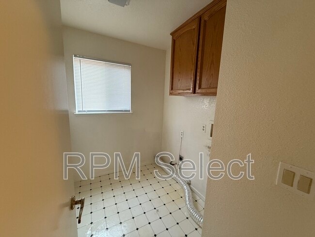 Building Photo - 8012 Parkgate Way